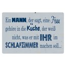 Schild Spruch "Mann sagt, Frau gehört in...