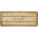 Schild Spruch "Menschen prüfen, in...