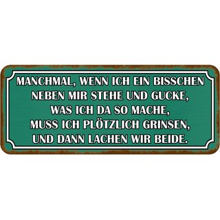 Schild Spruch "neben mir stehe, grinsen, danach lachen wir beide" 27 x 10 cm
