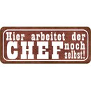 Schild Spruch "Hier arbeitet der Chef noch...