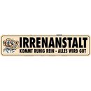 Schild Spruch "Irrenanstalt, kommt rein wird...