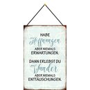 Schild Spruch "habe Hoffnung, niemals Erwartungen,...