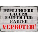 Schild Spruch "Rumlungern, lauern, saufen, rauchen...