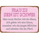 Schild Spruch "Frau sein schwer, denken wie Mann...