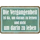 Schild Spruch "Vergangenheit da, um daraus zu...