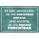 Schild Spruch "Es gibt Menschen, die sind furchtbar...