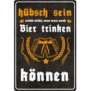 Schild Spruch "Hübsch reicht nicht, Bier...