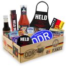 Ostpaket "Geschenkbox Echte Männer" inklusive DDR Aufkleber "Geboren in der DDR"