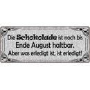 Schild Spruch "Schokolade noch bis Ende August...