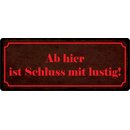Schild Spruch "Ab hier ist Schluss mit lustig!"...