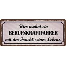 Schild Spruch "Hier wohnt ein...