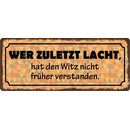 Schild Spruch "Wer zuletzt lacht, hat Witz nicht...