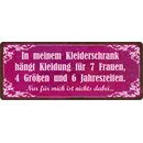 Schild Spruch "Kleidung für 7 Frauen, 4...