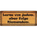 Schild Spruch "Lerne von jedem, aber folge...