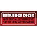 Schild Spruch "Hier sind alle verrückt, kein...