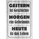 Schild Spruch "Gestern ist Geschichte. Morgen ein...