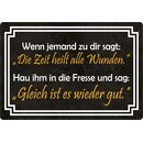 Schild Spruch "Zeit heilt Wunden, gleich ist wieder...