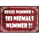 Schild Spruch "Regel Nummer 1, sei niemals Nummer...