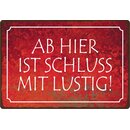 Schild Spruch "Ab hier ist Schluss mit lustig!"...