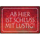 Schild Spruch "Ab hier ist Schluss mit lustig!"...