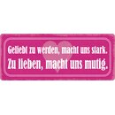 Schild Spruch "Geliebt zu werden macht uns...