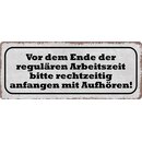 Schild Spruch "Vor Ende Arbeitszeit rechtzeitig...