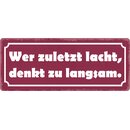 Schild Spruch "Wer zuletzt lacht, denkst zu...