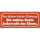 Schild Spruch "Idioten halten Ordnung, Genie...