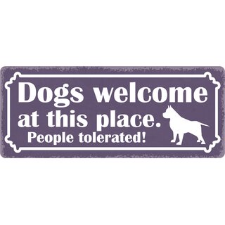 Schild Spruch "Dogs welcome at this place" 27 x 10 cm Blechschild