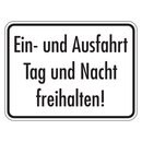 Hinweisschild "Ein- und Ausfahrt Tag und Nacht...