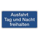 Hinweisschild "Ausfahrt Tag und Nacht...