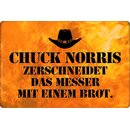 Schild Spruch "Chuck Norris zerschneidet Messer mit...