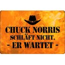 Schild Spruch "Chuck Norris schläft nicht, er...