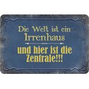 Schild Spruch "Welt ist Irrenhaus, hier...