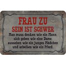 Schild Spruch "Frau sein schwer, denken wie Mann,...