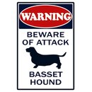 Schild Spruch "Warning, beware of attack, Basset...