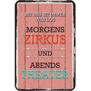Schild Spruch "Bei uns immer was los, Morgens Zirkus...