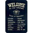 Schild Spruch "Welcome to our kitchen, hours of...