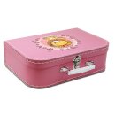 Spielzeugkoffer Kinderkoffer Pappe pink mit Löwe, Blumenborde und Wunschtext 25 cm